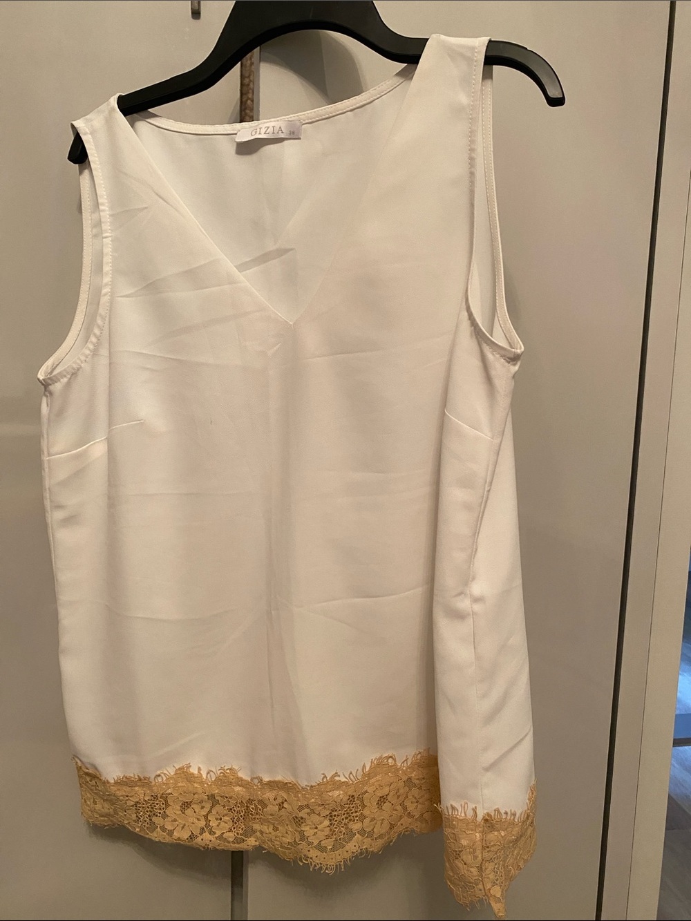 GIZIA V-Neck Lace Trim Tank Top in Cream SIZE 6 - Picture 2 of 3